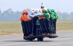 印军“龙卷风”表演队58人一摩托创造新世界记录