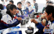 青岛已建82所中小学标准化食堂　超额完成今年目标