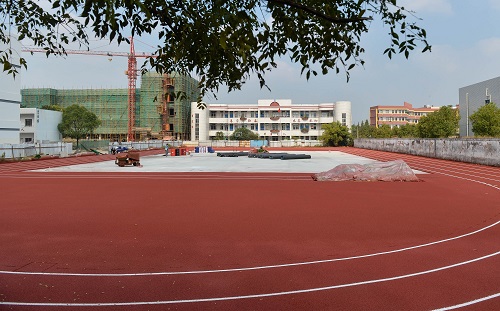 资料图片：2015年10月20日拍摄的暂被叫停的丹阳市前艾中心小学在建的塑胶跑道。新华社记者 季春鹏 摄