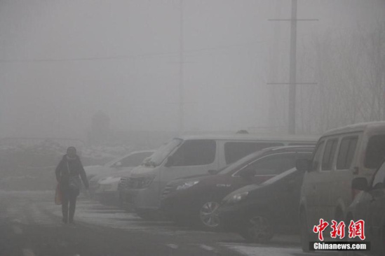 乌鲁木齐大雾弥漫全城 能见度不足百米