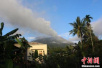 印尼锡纳朋火山喷发 巴厘岛航班受影响