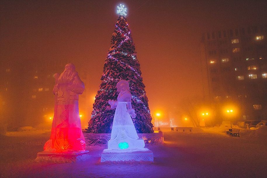在西伯利亚小镇上的一颗圣诞树，因为冰霜看上去更加有了圣诞的意境。