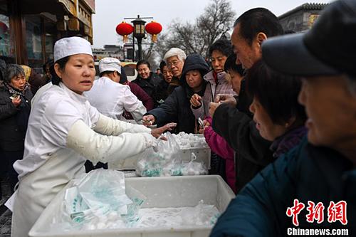 2017年2月7日，不少北京市民在一家传统北京小吃店购买该店手工制作的传统清真元宵。<a target='_blank' href='http://www.chinanews.com/'>中新社记者 崔楠 摄