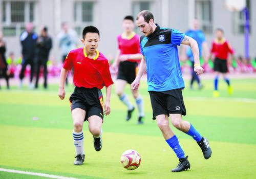 足球外教进校园-中国搜索头条