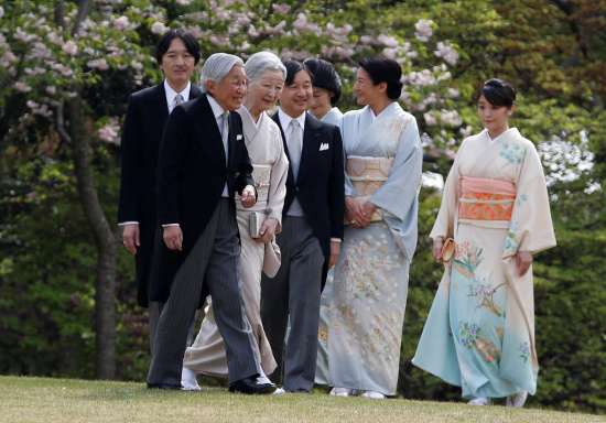 日本天皇夫妇举办春季游园会 女客着和服参加