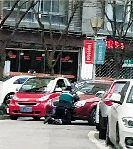 为了40元的停车费,杭州收费员跪著拦在车前