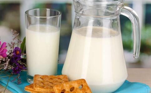 喝牛奶好处多老年人何时喝牛奶最合适