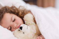 如何让宝宝顺利习惯独睡呢