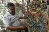 看着纷乱的电线 印度电工是这样工作的