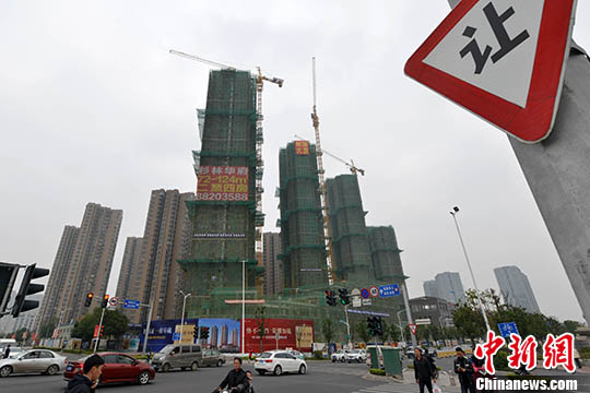资料图：福州一处商品房在建中。 <a target='_blank' href='http://www.chinanews.com/'>中新社记者 吕明 摄