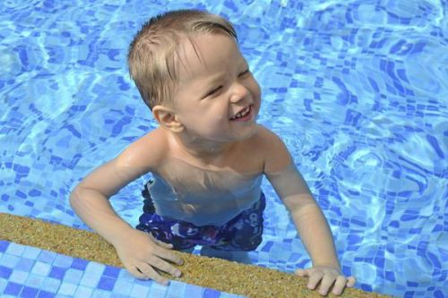 2月大婴儿游泳馆游泳后 严重感染高烧不退-中