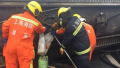 多图直击：上海一危险品运输车辆侧翻致低聚物泄露，消防人员紧急救援