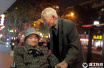 88岁老人的故事！老伴中风两年　丈夫每天给她放邓丽君的歌
