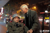 88岁老人的爱情故事：推脑中风老伴在医院门口听了2年邓丽君