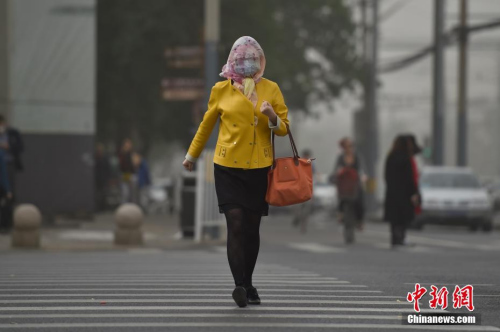 5月4日，北京城区遭沙尘笼罩。中新网记者 金硕 摄