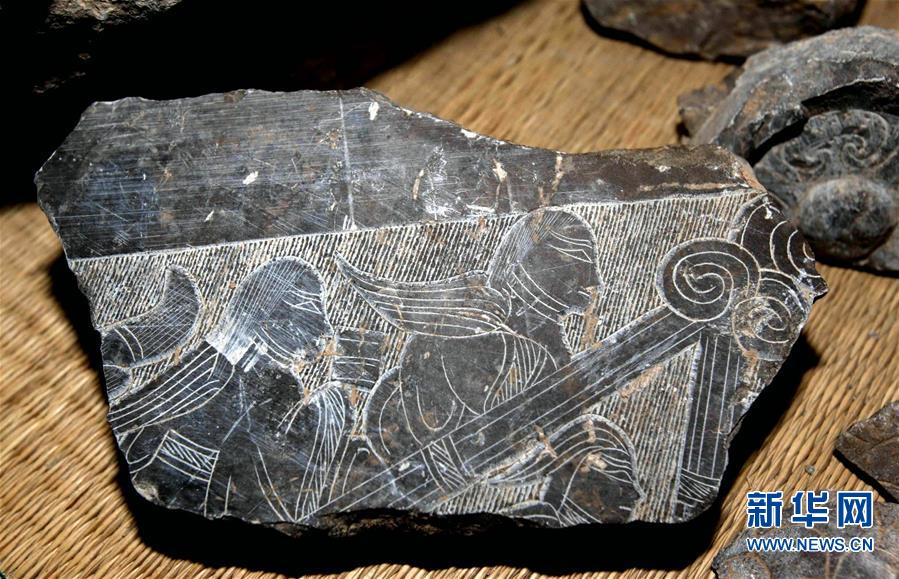 这是在河南安阳曹操高陵考古发掘出土的人物画像石残块（2009年12月30日摄）。