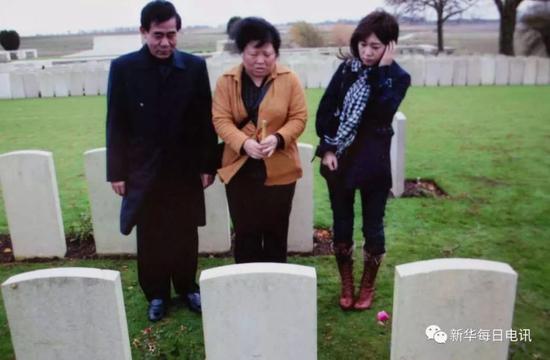 2008年11月，程玲一家在法国为爷爷毕粹德扫墓。（翻拍照片）