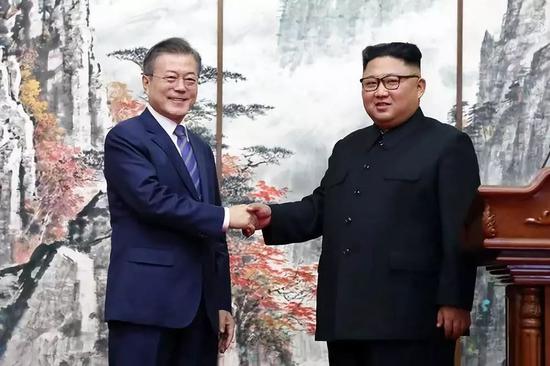  9月19日，在朝鲜平壤，朝鲜国务委员会委员长金正恩（右）与韩国总统文在寅在举行共同记者会后握手。新华社发
