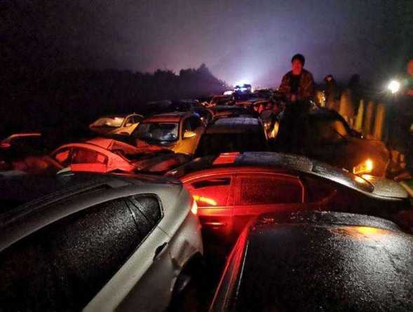 贵州100多辆车连环追尾 已致2人死亡50余人受伤