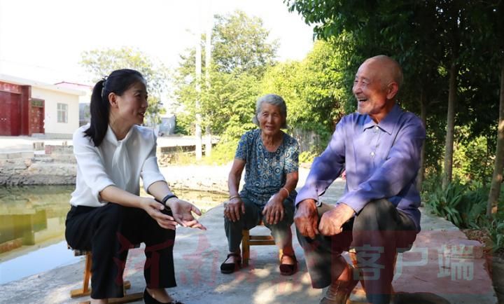 2019年夏，谷丹丹到王文成村看望种红薯的张福德老人。丹丹已经连续六年帮他在”朋友圈“销售红薯.jpg