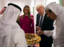 特朗普在沙特品尝小吃 妻子全程冷漠脸