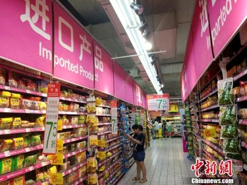 市民在超市购物。<a target='_blank' href='http://www.chinanews.com/' >中新网记者 李金磊 摄