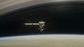 卡西尼号首次穿越发现：土星和土星环间一片“空无”