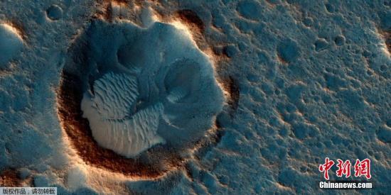 资料图：NASA公布的火星高清图片，展示了火星南部巨大平原及沙丘的面貌。