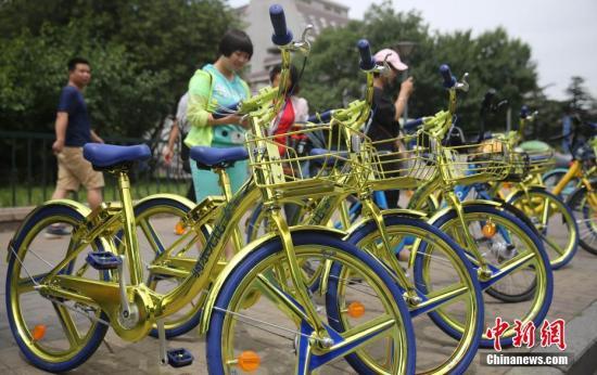 2017年6月8日，民众在北京街头扫码租用一款“土豪金”色的酷骑共享单车。 <a target='_blank' href='http://www.chinanews.com/'>中新社记者 杨可佳 摄