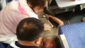 高铁上小伙突然窒息，南京两位医生携手跪地救人
