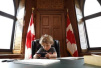 加拿大帅总理带儿子上班 网友被圈粉(图)