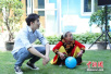 许魏洲与小朋友玩游戏 呼吁保护儿童
