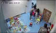 杭州1男童在幼儿园被同学欺负　妈妈抓着孩子的手打回去