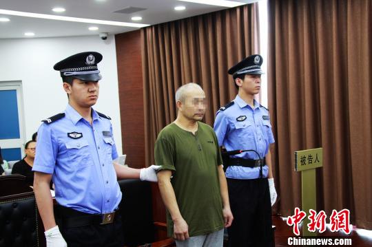 6月27日，北京市检四分院提起公诉的被告人刘某某涉嫌走私珍贵动物制品罪一案在北京市第四中级人民法院公开开庭审理。图为犯罪嫌疑人刘某某到庭接受讯问。 马新建 摄