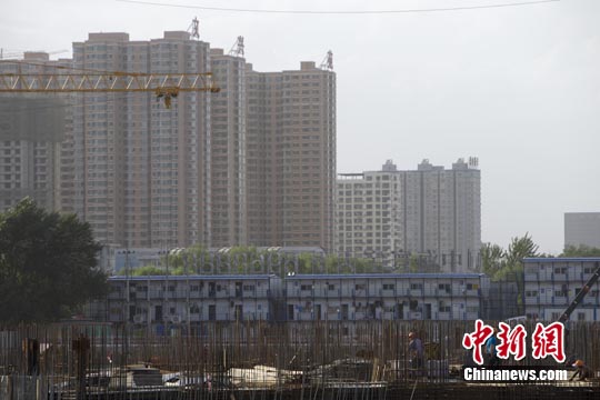 随着房地产调控政策不断加码，2017年上半年，北京新建商品房交易量价均环比大幅下跌。据云房数据研究中心统计，上半年北京市新建商品房共成交32219套，相较2016下半年环比大幅下降57.82%；成交均价38089元/平方米，半年环比上涨12.37%；成交面积395.35万平方米，环比下降52.71%；成交总金额1505.82亿元，环比下降46.86%。