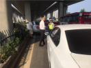 南京 | 司机掉头时看手机酿事故 小车直冲绿岛
