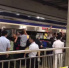 众志成城！北京地铁一乘客被卷入站台缝隙　众人合力推车救人