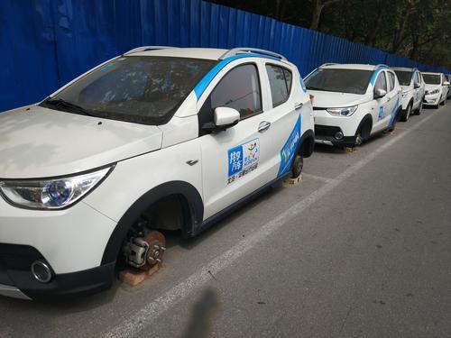 郑州街头多辆共享汽车轮胎被人卸掉 怎么回事？