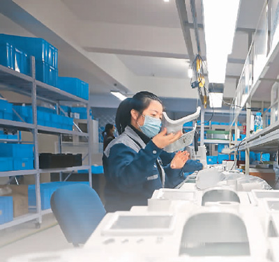 图为在辽宁沈阳，迈思医疗科技有限公司员工在生产无创呼吸机。新华社记者 杨 青摄